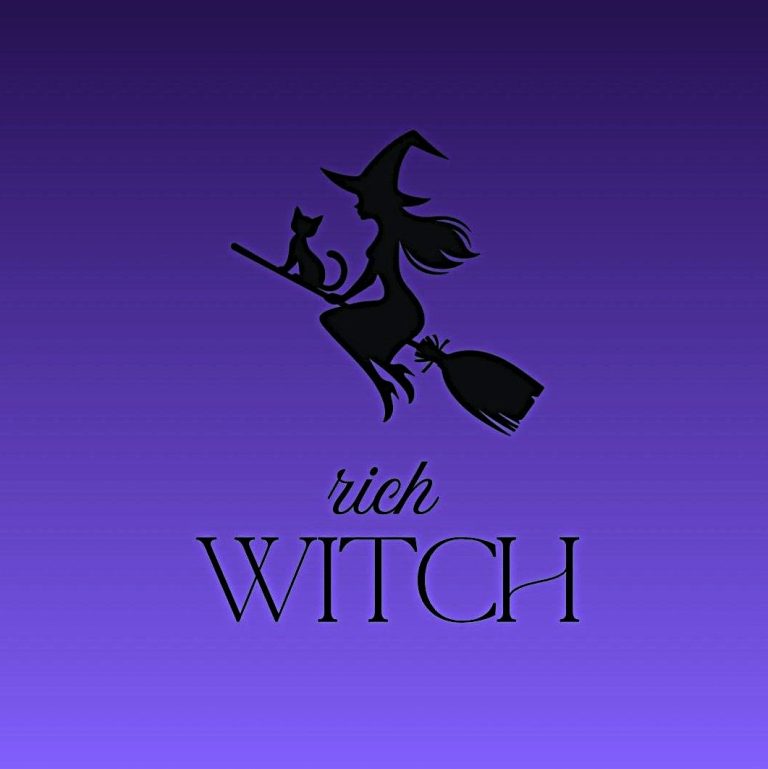 rich Witch Eine stilisierte Hexe fliegt auf einem Besen mit einer Katze, darunter steht „rich WITCH“.