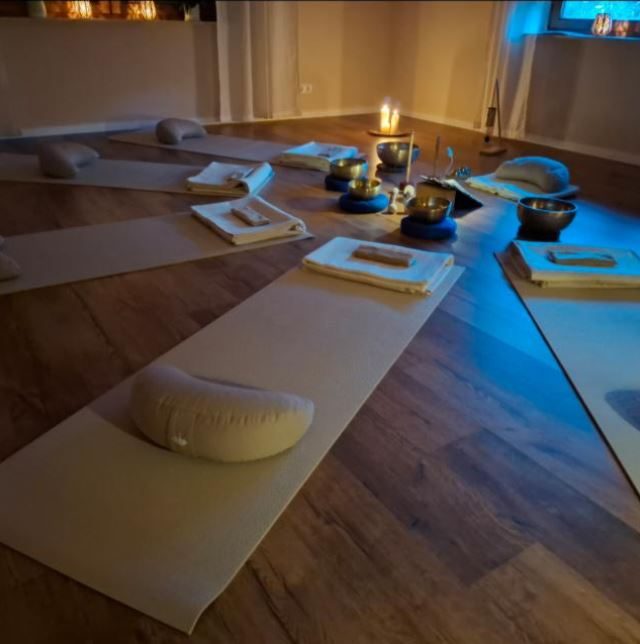 Yogastübchen Plettenberg Meditationsmatten und Utensilien für eine entspannende Yoga-Session in einem ruhigen Raum.
