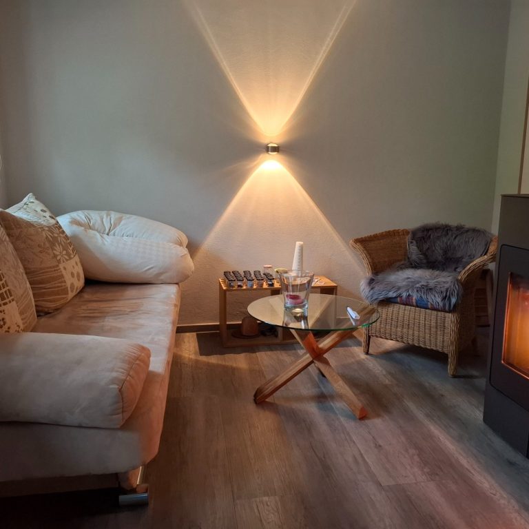 Meine Wohlfühloase Gemütlicher Bereich mit Sofa, Sessel und Kaminlicht.